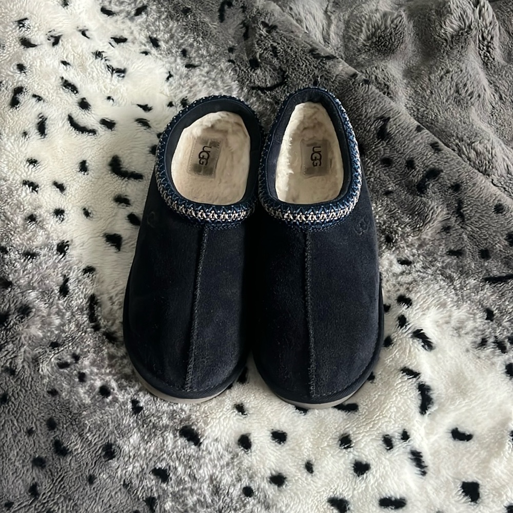 Men’s dark blue Uggs size 9.